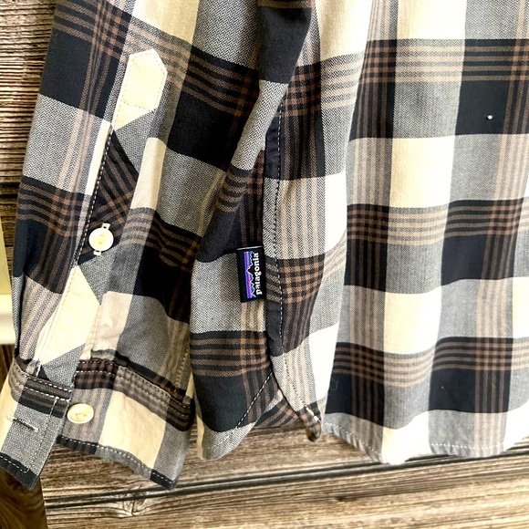 Patagonia woman’s button up shirt light weight size XL - Picture 3 of 6